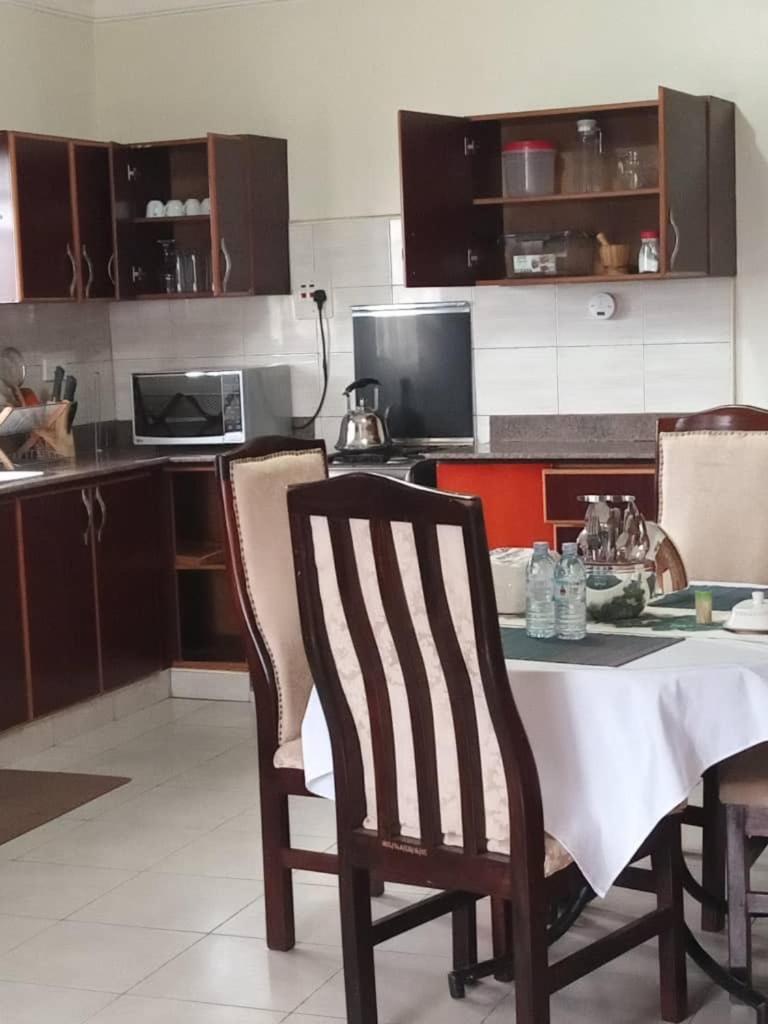 The Abode Apartments Lake View & Breakfast Suite Near Beach Ентебе Екстериор снимка