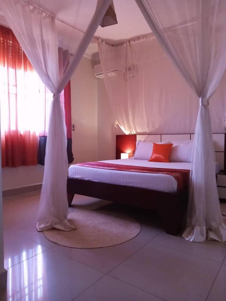The Abode Apartments Lake View & Breakfast Suite Near Beach Ентебе Екстериор снимка
