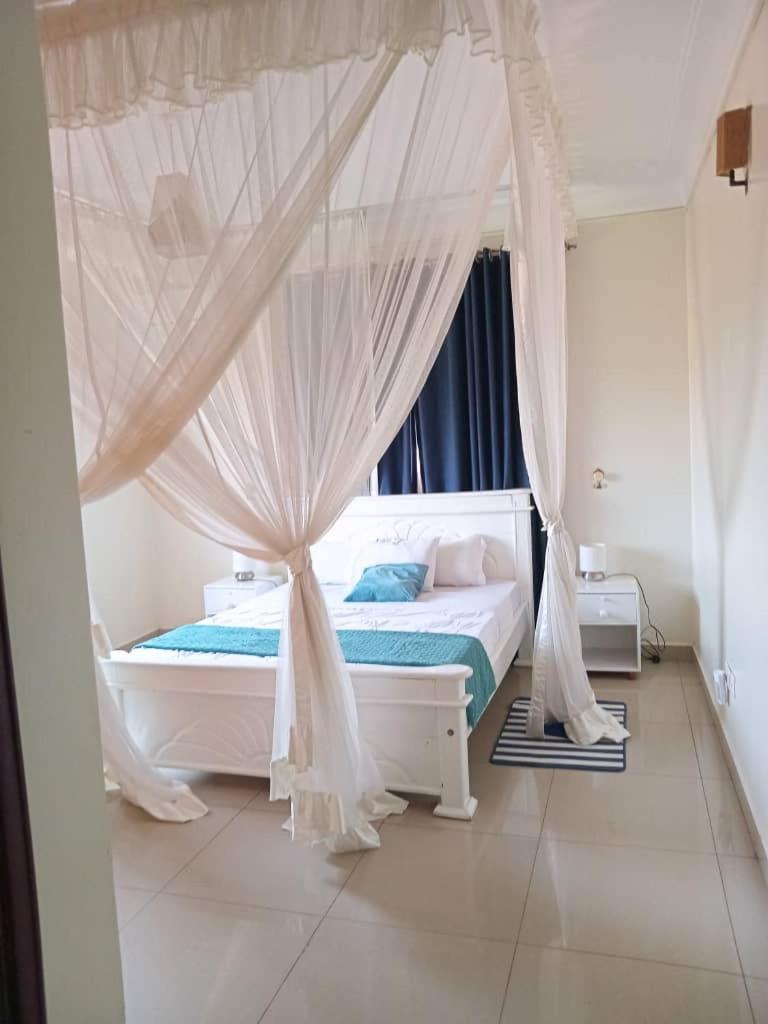 The Abode Apartments Lake View & Breakfast Suite Near Beach Ентебе Екстериор снимка