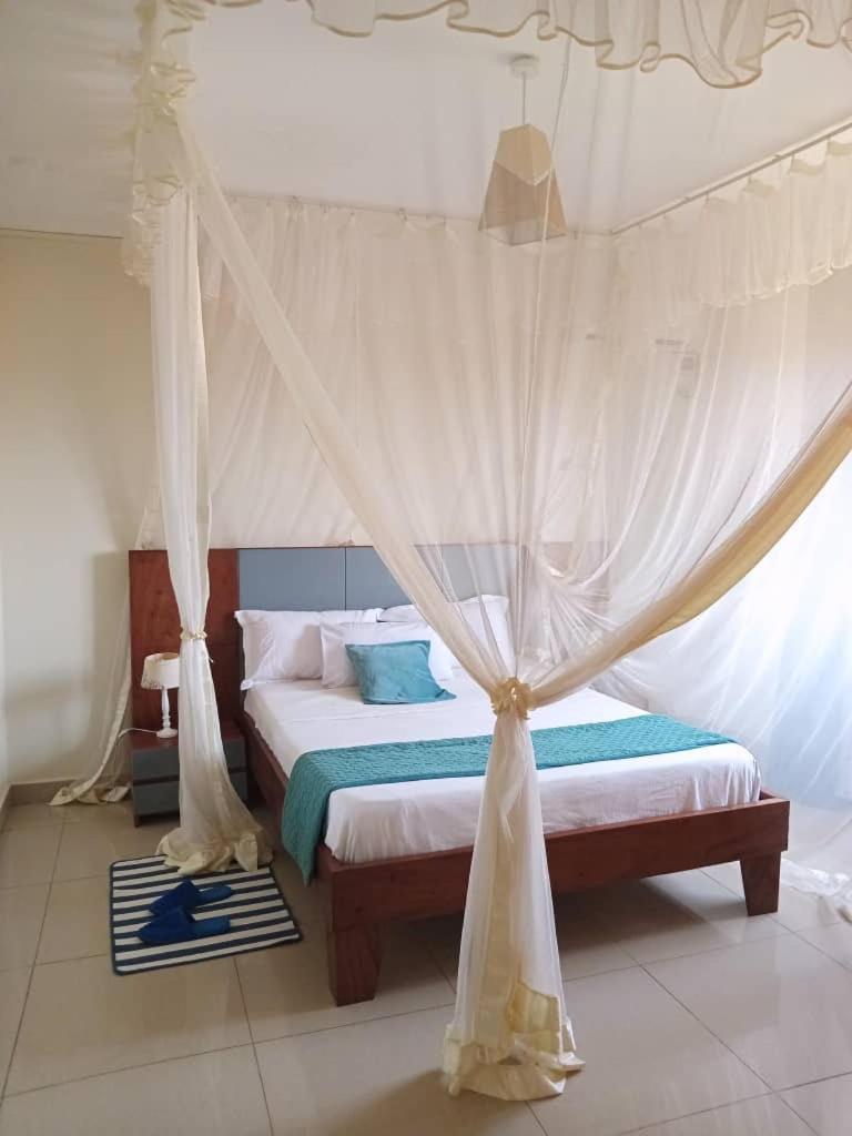 The Abode Apartments Lake View & Breakfast Suite Near Beach Ентебе Екстериор снимка