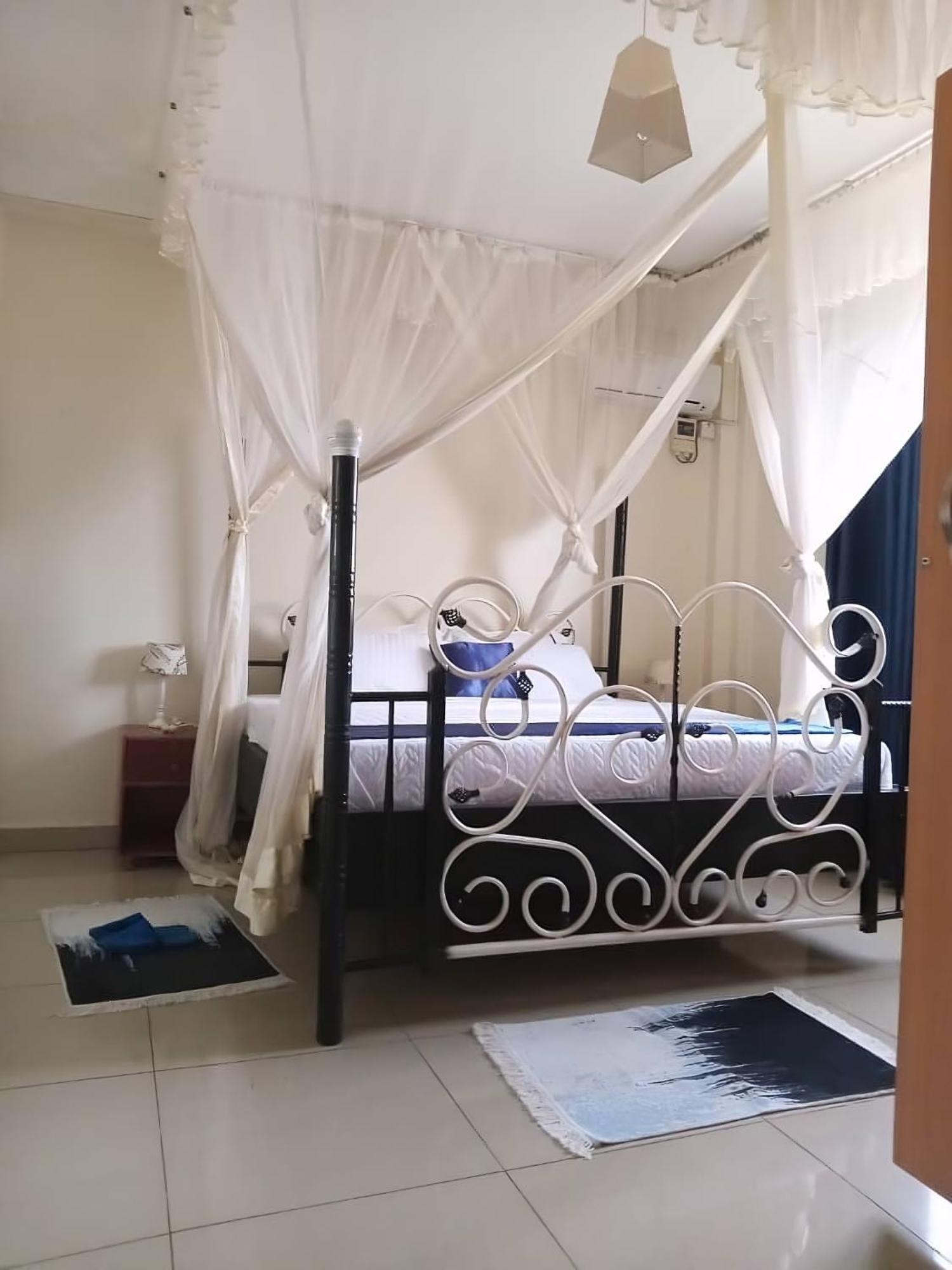 The Abode Apartments Lake View & Breakfast Suite Near Beach Ентебе Екстериор снимка