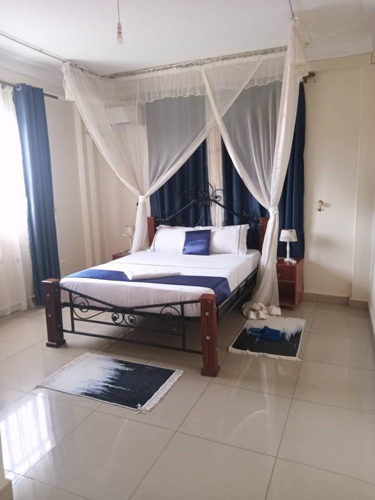 The Abode Apartments Lake View & Breakfast Suite Near Beach Ентебе Екстериор снимка